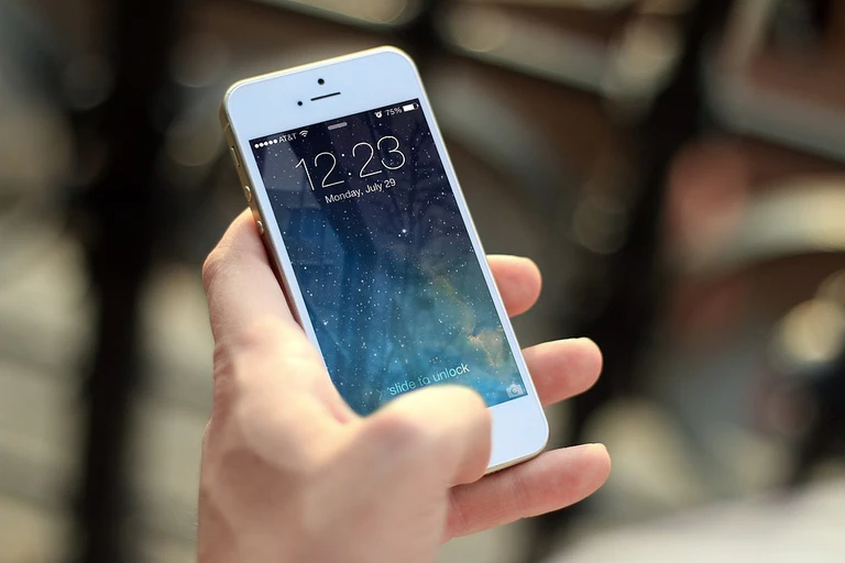 https://pixabay.com/de/photos/iphone-smartphone-apps-apple-inc-410324/