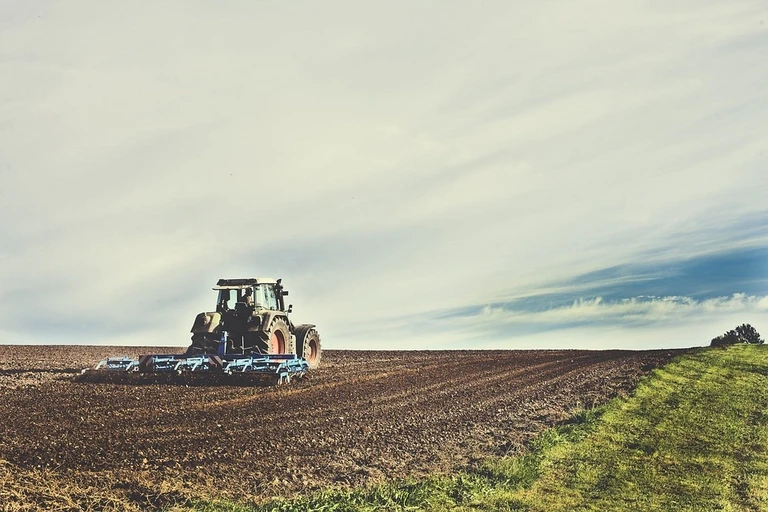 https://pixabay.com/de/photos/landmaschine-acker-ackerbau-1919021/ — © Foto: pixabay