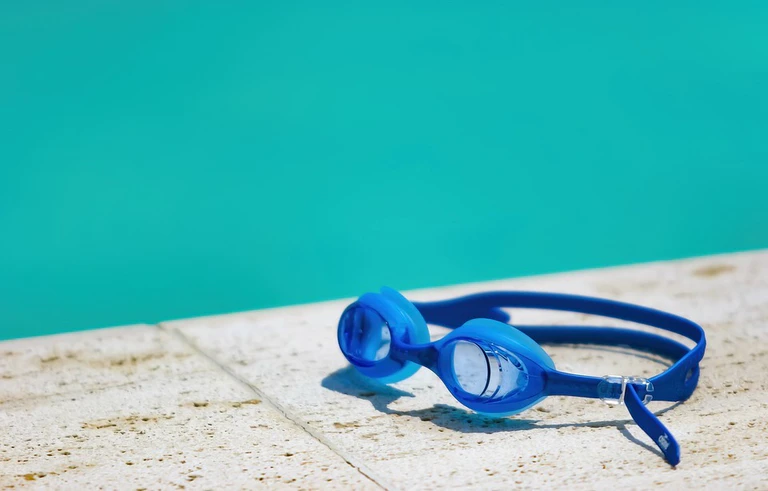 Freibad, Pool, schwimmen, Schwimmbrille — © Bild: pixabay