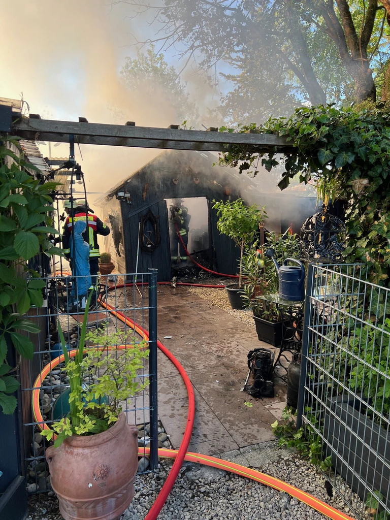 Gartenhütte steht in Flammen — © Bild: Feuerwehr Augsburg