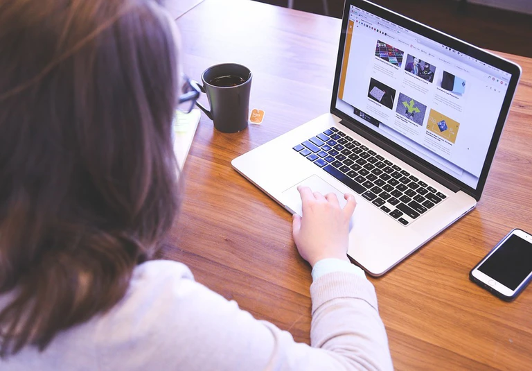 Student, Homeoffice, Laptop — © Bild: pixabay