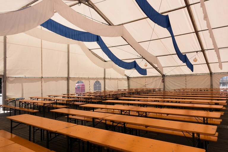 Festzelt, Zelt, Plärrer, Kirchweih, Bierbank — © Bild: pixabay