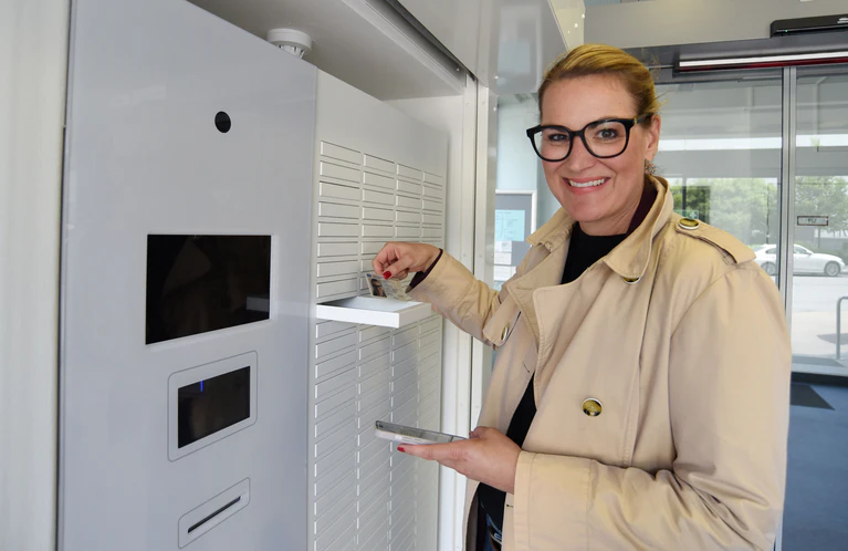 Eva Weber, Dokumentenbox — © Bild: Stadt Augsburg