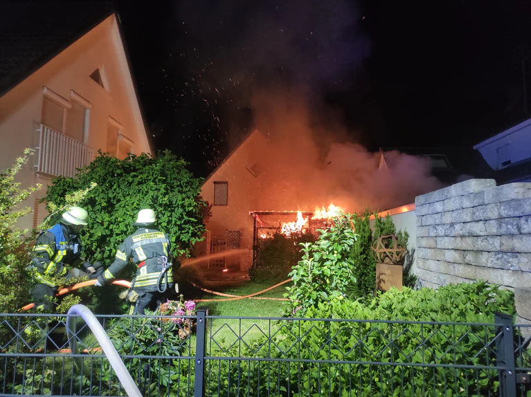 Bild: Berufsfeuerwehr Augsburg — © Brand einer Gartenhütte in Göggingen