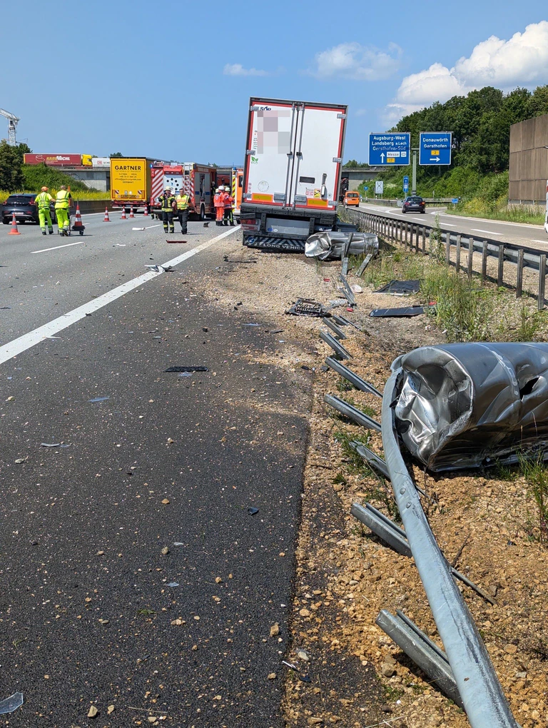 Bild: Berufsfeuerwehr Augsburg — © Unfall auf A8