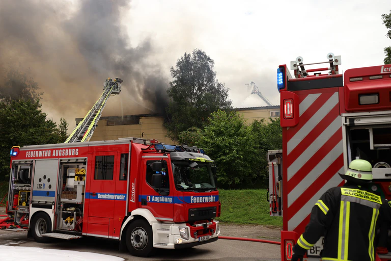 Foto:. Berufsfeuerwehr Augsburg — © Brand einer Lagerhalle in Lechhausen