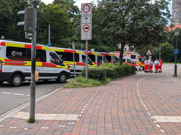Tram, Unfall, Rettungswägen — © Bild: Radio Augsburg