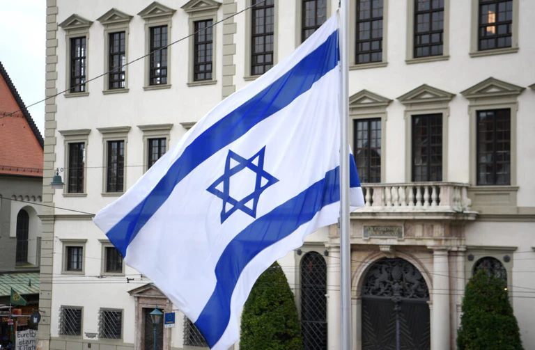 Israel Flagge Rathausplatz — © Bild: Stadt Augsburg