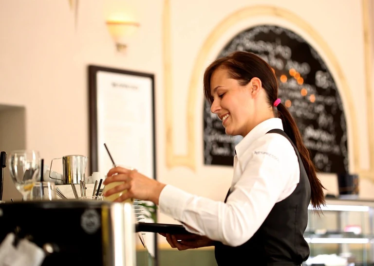 pixabay: https://pixabay.com/de/photos/kellnerin-der-kellner-restaurant-2376728/